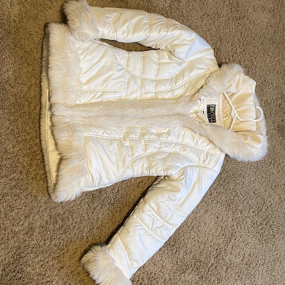 Girls winter jacket fir around the waist up the zipper around hood and sleeves